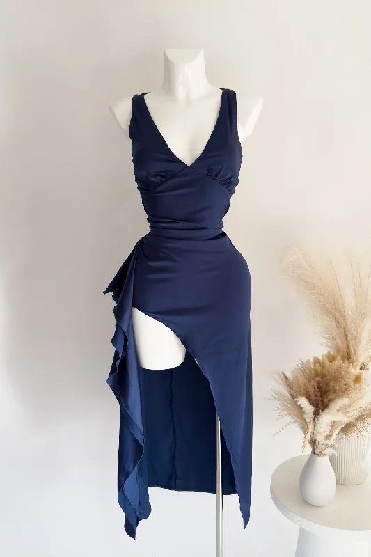 Midi dresses with embroidered accents for a unique and detailed design Olivia Maxi Dress - Navy Midi dresses with embroidered accents for a unique and detailed design Olivia Maxi Dress - Navy