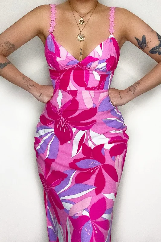 Midi dresses with embroidered accents for a unique and detailed design Lauren Floral Maxi Dress - Pink Midi dresses with embroidered accents for a unique and detailed design Lauren Floral Maxi Dress - Pink