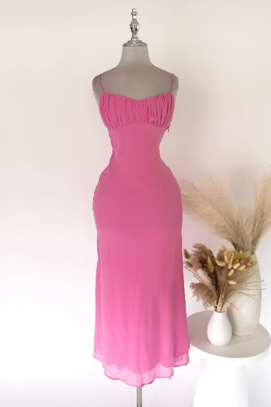 Midi dresses with ruched bodices for a feminine and fitted feel Noah Midi Dress - Pink Midi dresses with ruched bodices for a feminine and fitted feel Noah Midi Dress - Pink