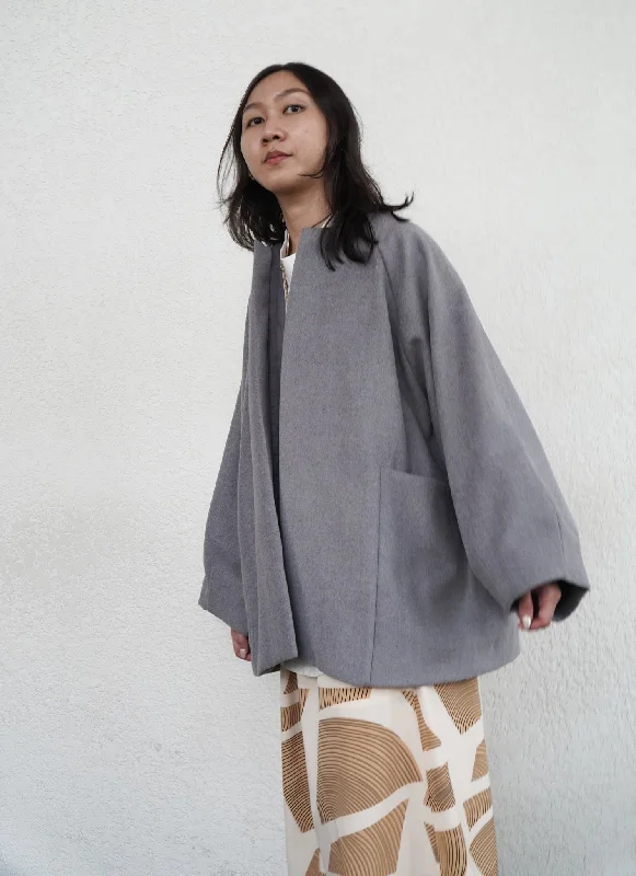 Checkered men jackets in a plaid pattern for a preppy appearanceFive Spice Raglan Zipper Coat in Grey Checkered men jackets in a plaid pattern for a preppy appearanceFive Spice Raglan Zipper Coat in Grey