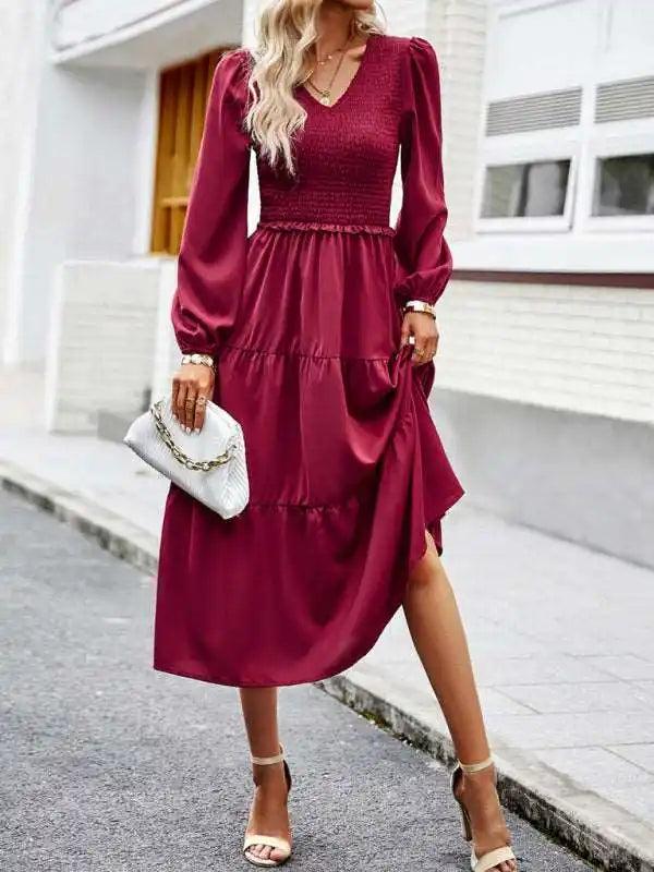 Little black cocktail dresses with lace detailingElegant and elegant dress with ruffles and V-neck Little black cocktail dresses with lace detailingElegant and elegant dress with ruffles and V-neck