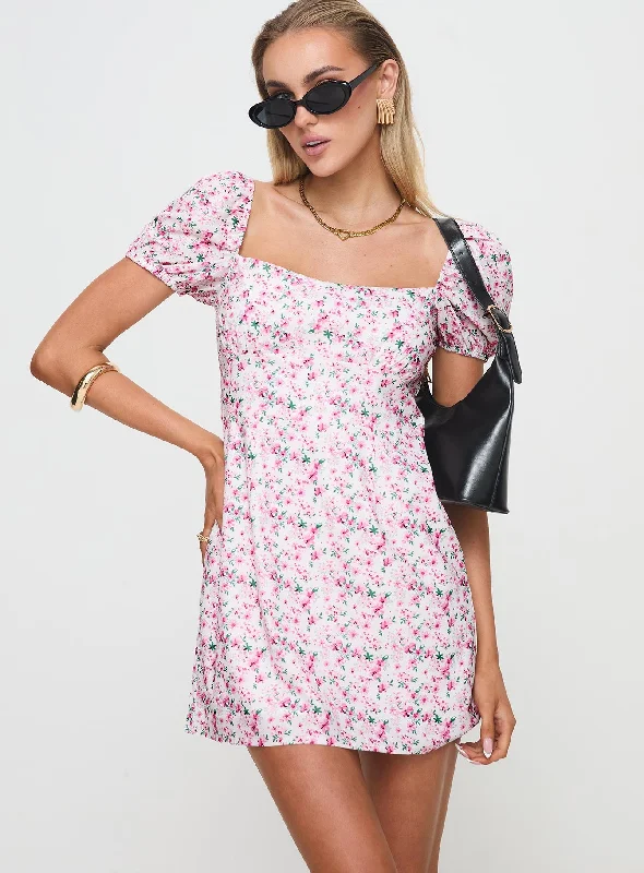 Cocktail dresses with a floral print and a peplum waistHollen Mini Dress White Floral Cocktail dresses with a floral print and a peplum waistHollen Mini Dress White Floral